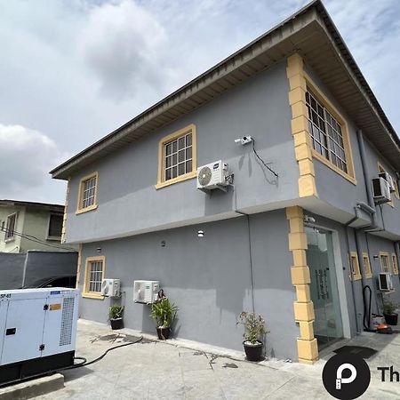 Thapunchline Hotels Ikeja Extérieur photo