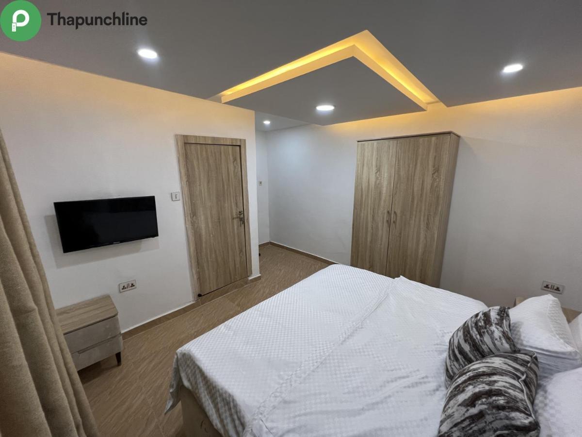 Thapunchline Hotels Ikeja Extérieur photo