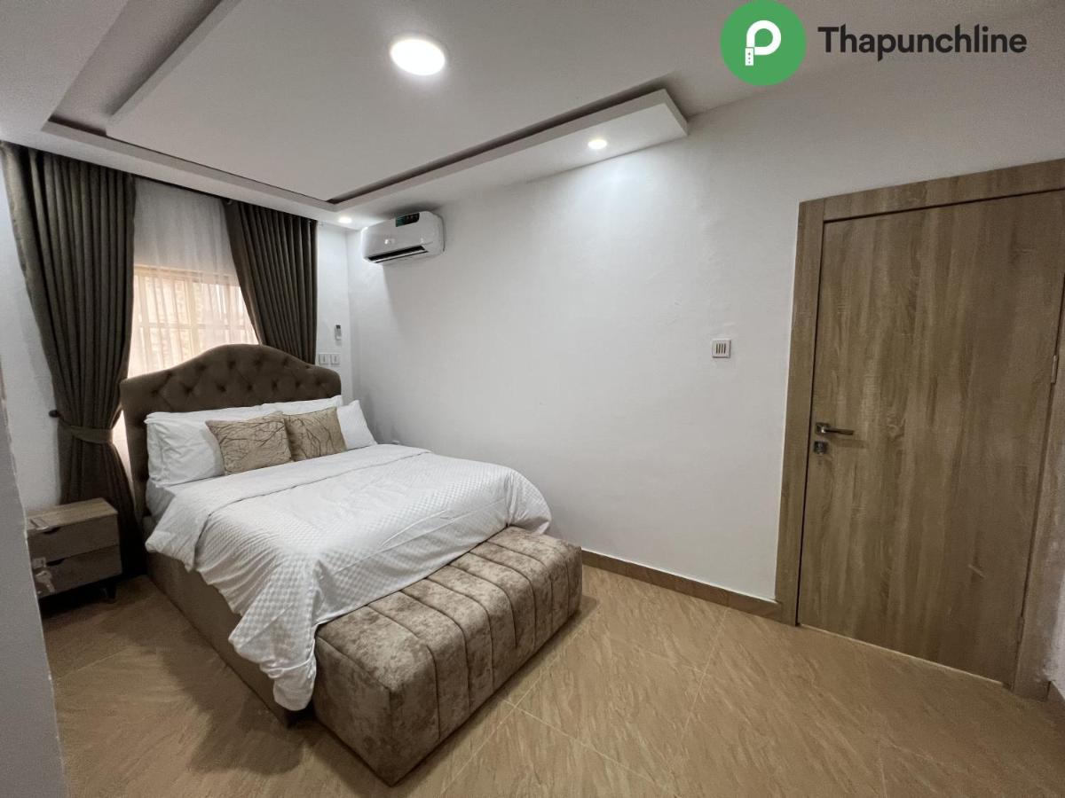 Thapunchline Hotels Ikeja Extérieur photo